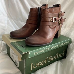 Josef Seibel . Tan genuine leather.